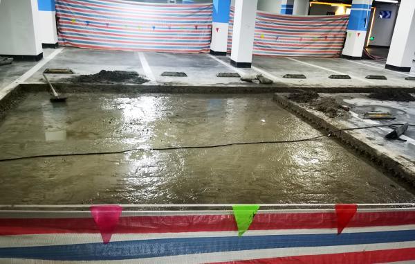 小區(qū)地下車庫為何挖了10多個“水塘”？竟然是為了“堵漏”