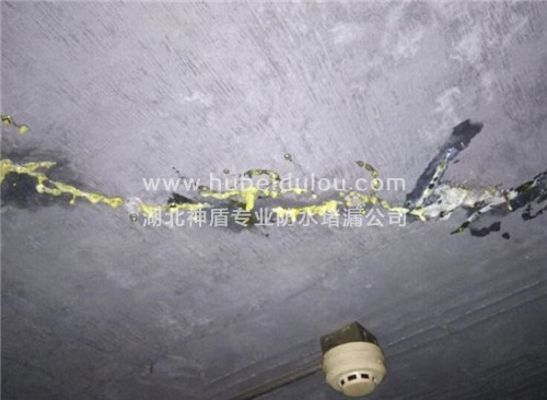 武漢某地下停車場混凝土裂縫滲漏水堵漏